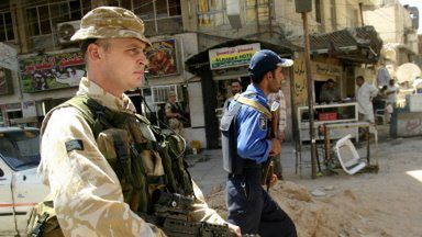 Brytyjski żołnierz patroluje ulice Basry