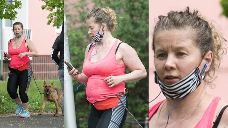 Naturalna Anna Powierza z maseczką pod brodą jogginguje z psem