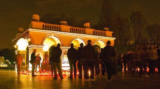 W filary Grobu Nieznanego Żołnierza w Warszawie wmurowano nowe tablice