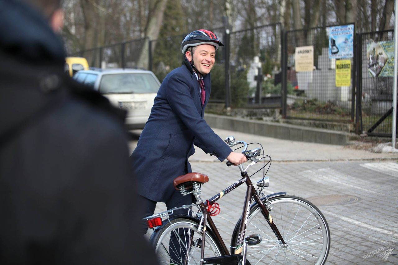 Robert Biedroń na rowerze