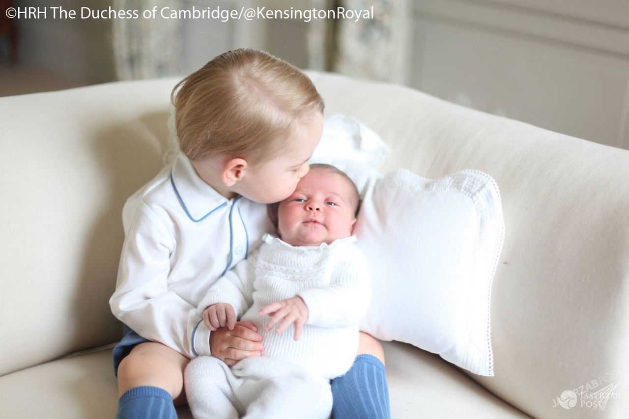 Pierwsze oficjalne zdjęcia księcia George'a i księżniczki Charlotte. Ich autorką jest księżna Kate