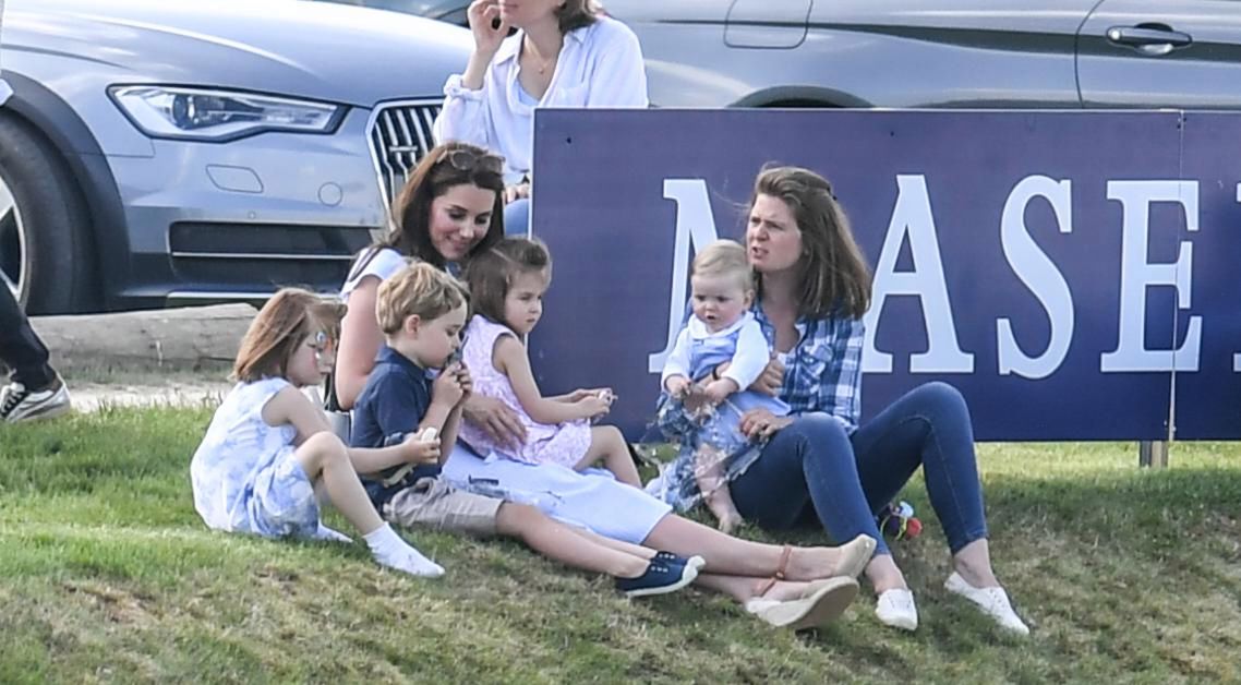Co księżna Kate nosi w torbie?