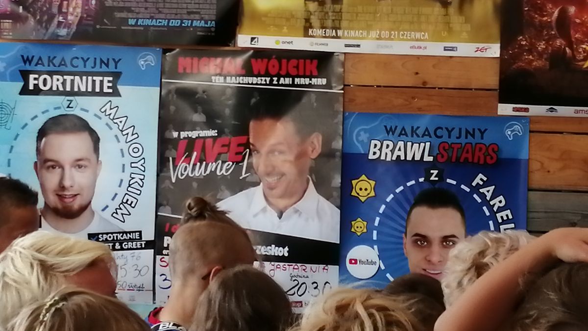 Youtuberzy występują na wakacyjnych scenach niczym kabareciarze