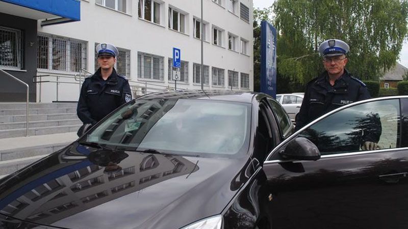 St. asp. Jerzy Gielowski i sierż. Jakub Jabłoński pilotowali pojazd z kobietą, duszącą się na skutek ugryzienia przez szerszenie