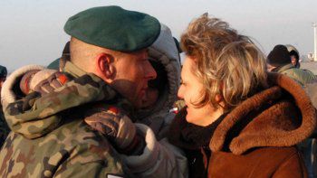 Żona Joanna i syn Filip witają kapitana Arkadiusza Kupczyka