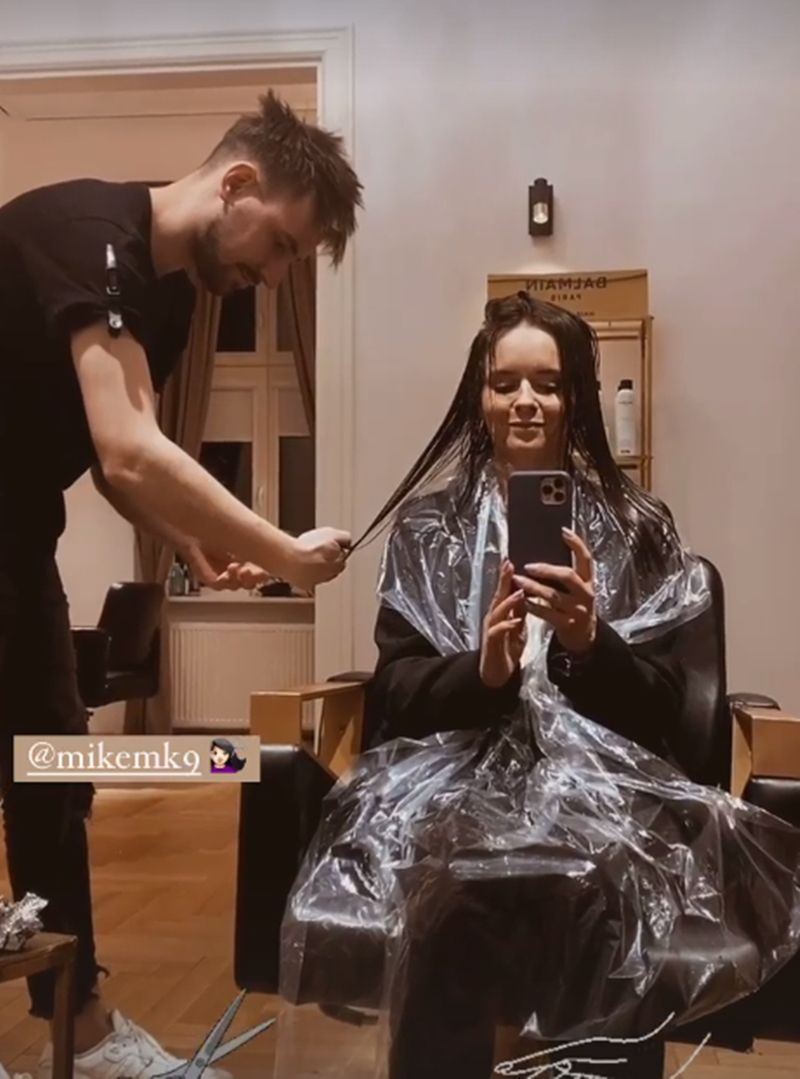 Olga Kalicka w trakcie wizyty u fryzjera