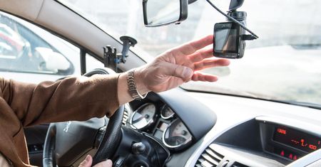 Policja chce wyeliminować piratów. Polacy wolą donosić na parkujących