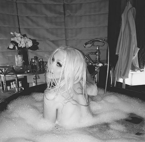 Christina Aguilera nago w wannie. Zmysłowa sesja gwiazdy zachwyca