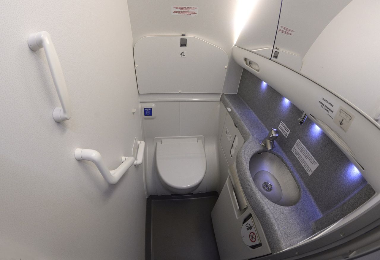 Kamera ukryta w WC. Piloci samolotu Boeing 737 oskarżeni o podglądanie pasażerów