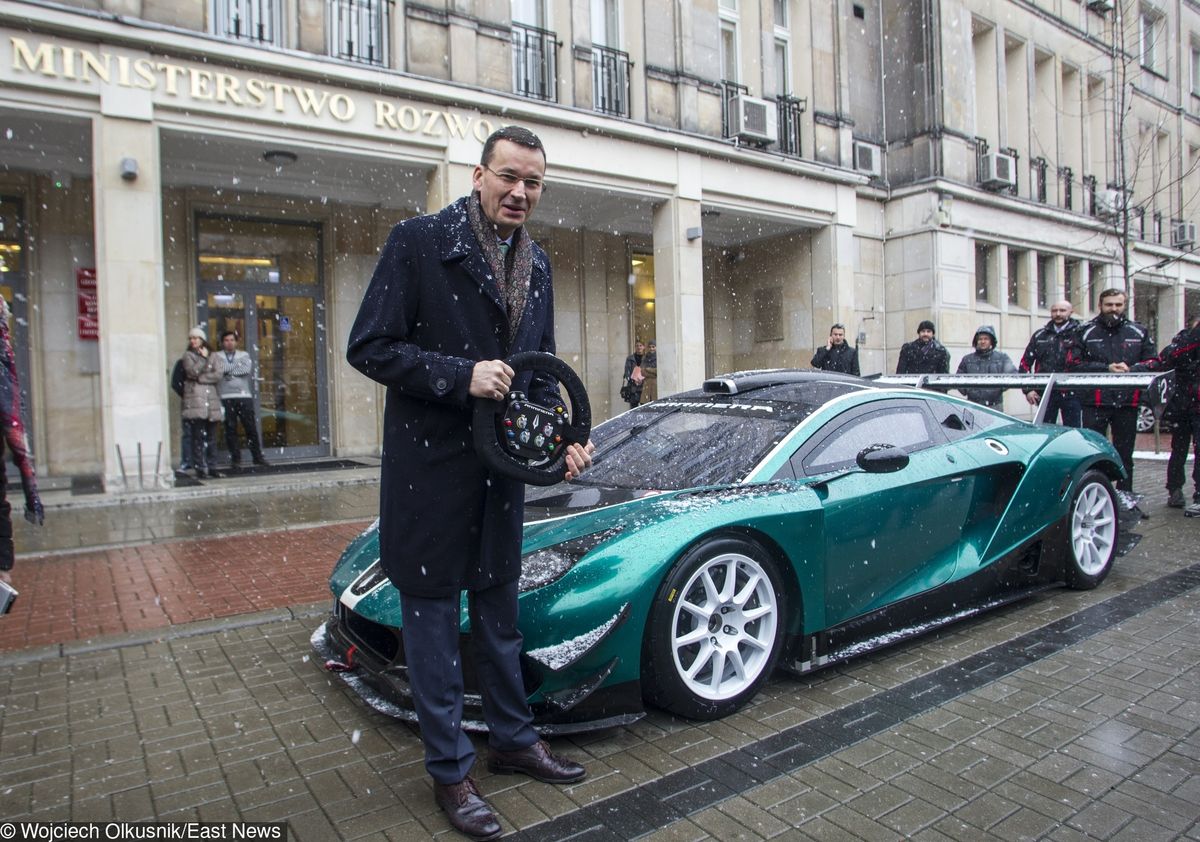 Nowy premier chce zrobić z Polski motoryzacyjną potęgę. Sam nie ma auta