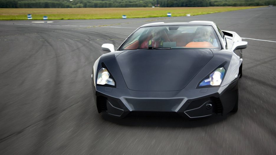 Arrinera została przedstawiona jako supersamochód. Jacek Balkan nazwał ją repliką.