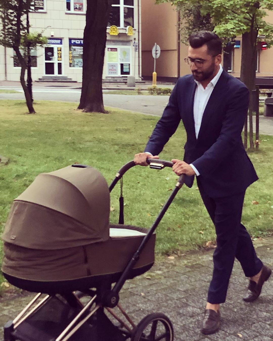 Rafał Maserak z synkiem na spacerze