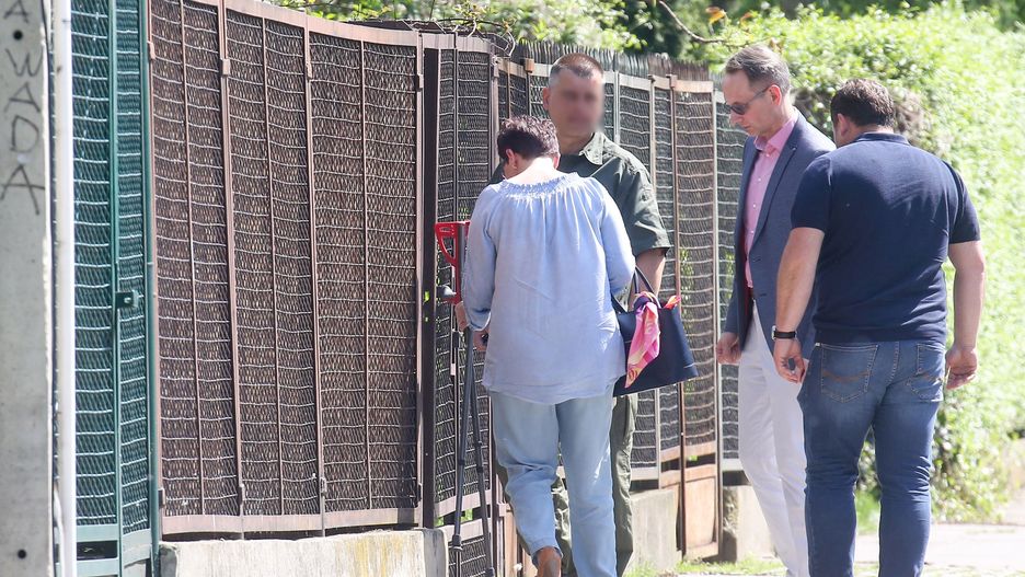Gen. prof. Grzegorz Gielerak (w okularach) przywozi kule do domu Jarosława Kaczyńskiego