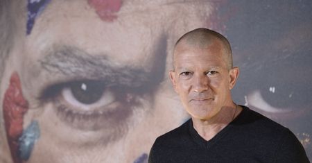 Łysy Antonio Banderas na premierze miniserialu "Geniusz: Picasso", w którym gra główna rolę