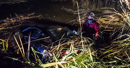 Maserati w stawie. Łódź nie dała rady, wezwano nurków