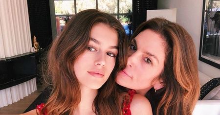 Córka Cindy Crawford coraz odważniejsza. 16-latka kusi w bikini