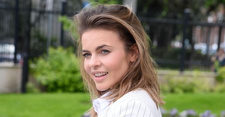 Edyta Herbuś w romantycznej scenerii. Gwiazda pozuje w łóżku
