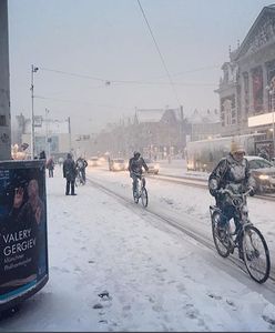 Zima zaatakowała Holandię. Przez śnieżycę rowerami