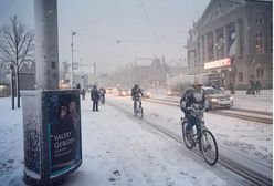 Zima zaatakowała Holandię. Przez śnieżycę rowerami