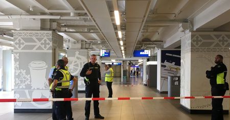 Atak nożownika w Amsterdamie. Policja postrzeliła napastnika