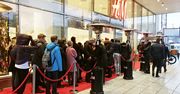 Kolejka po ubrania z kolekcji Erdem x H&M. Klienci czekali pod sklepem już od 6:00 rano!