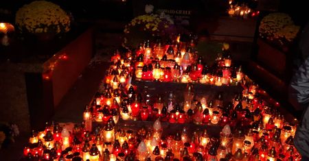 Syn Edwarda Gierka wzruszony. Grób jego rodziców tonął w kwiatach i zniczach