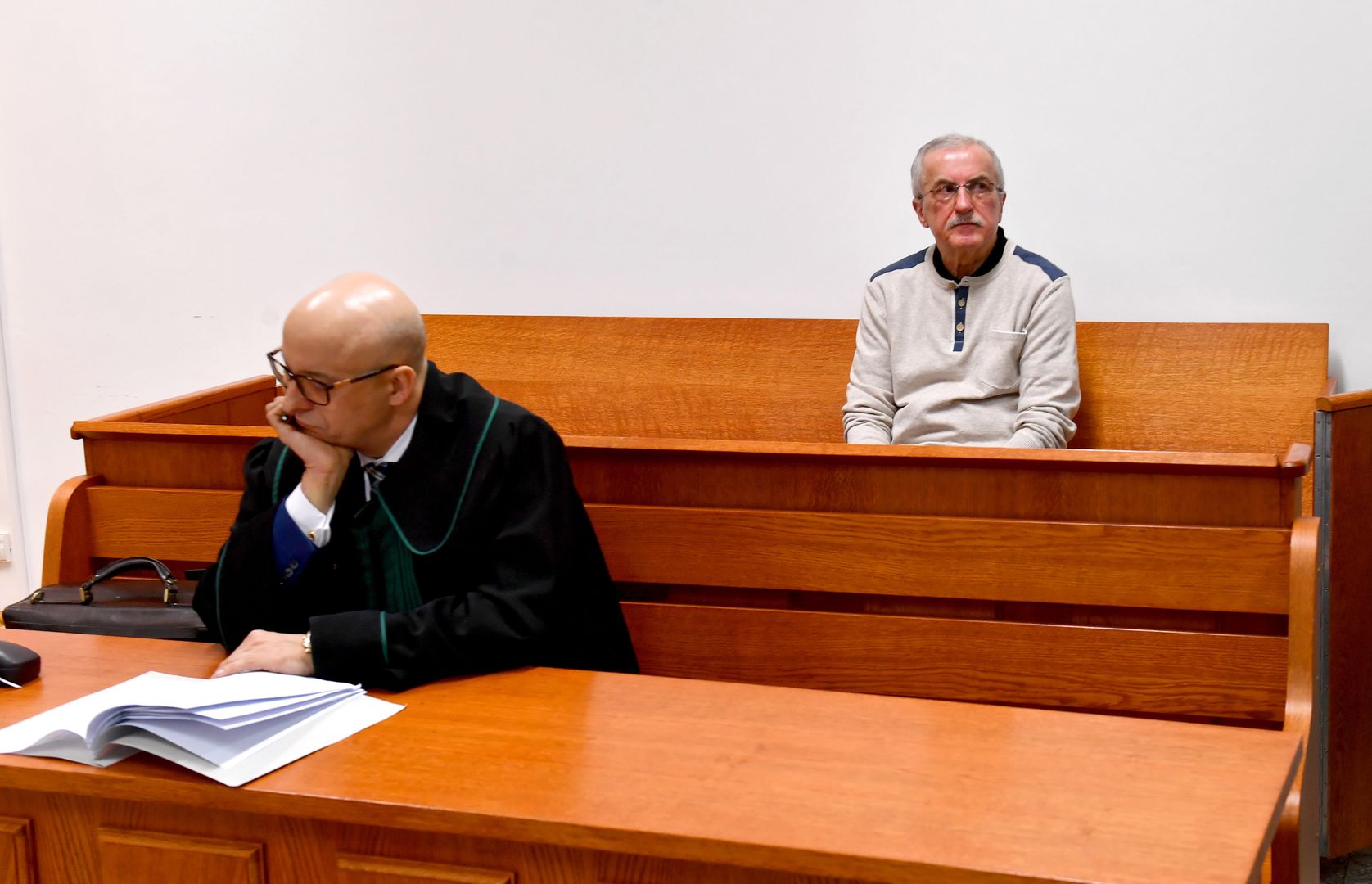 Roman Wawrzyniak i jego adwokat Dariusz Niebieszczański na sali sądu w Kołobrzegu