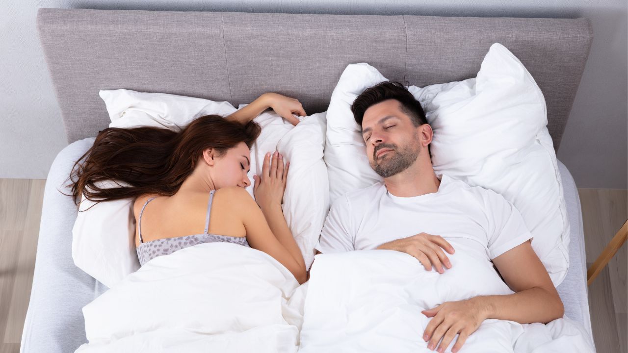 Nie możesz wyspać się z partnerem w jednym łóżku? Ten trik odmieni Twoje życie!