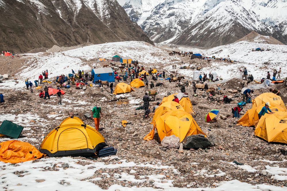 Mount Everest niczym wysypisko śmieci. Niechlubna pamiątka po wspinaczach