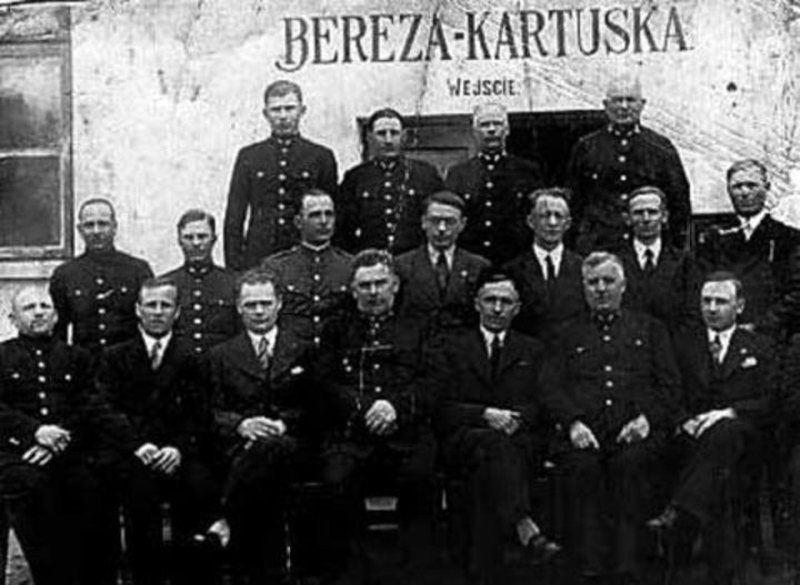 Dyrekcja oraz administracja obozu w Berezie Kartuskiej 