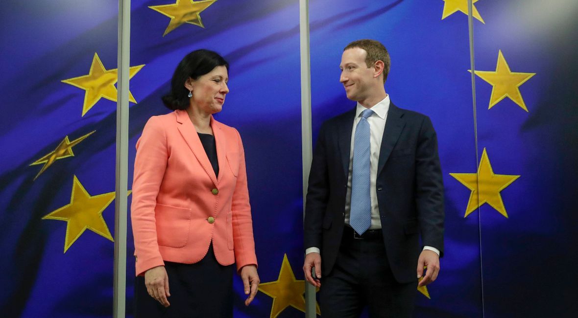 Szef Facebooka Mark Zuckerberg witany przez Europejską Komisarkę ds. Wartości i Przejrzystości Verę Jourovą. Bruksela, 17 lutego 2020 r. 