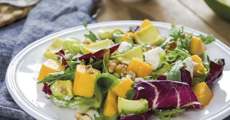 Ekspresowa sałatka z rukolą, mango i awokado