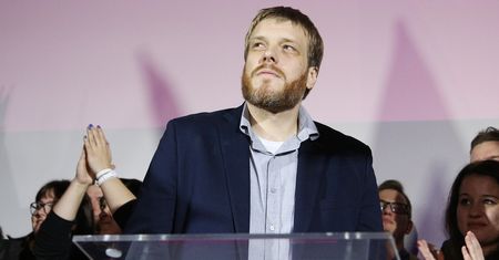 Adrian Zandberg chwali PRL za mieszkania dla młodych ludzi. W sieci zawrzało