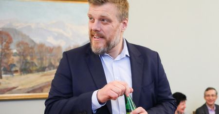 Adrian Zandberg chce obniżyć posłom pensje. Padła kwota