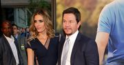 Umięśniony Mark Wahlberg na plaży z żoną. Modelka bardzo przytyła