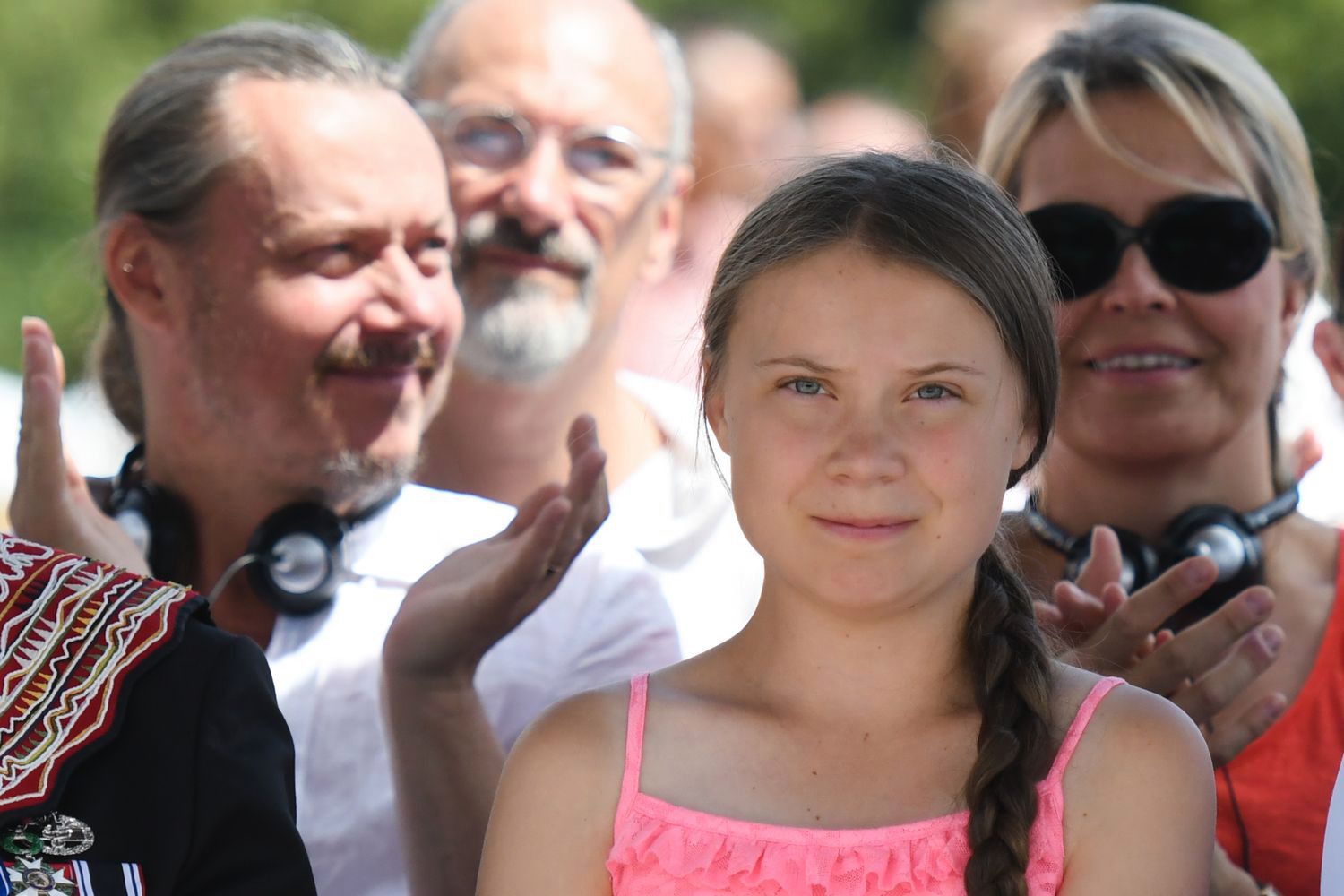 Greta Thunberg z rodzicami - matką Malene Ernman (po prawej) i ojcem Svante Thunbergiem (po lewej).