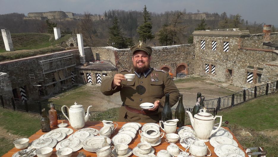 Jakub Kasiński, który jako pierwszy postanowił poczuć smak kawy z zabytkowej porcelany