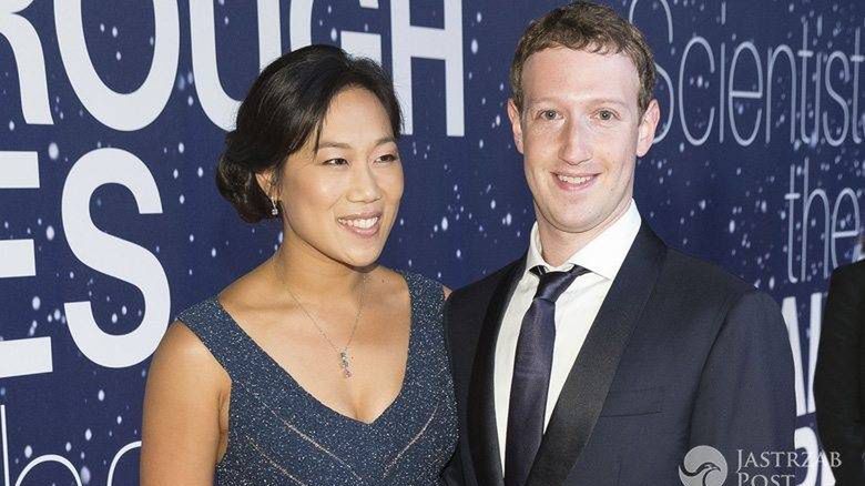 Mark Zuckerberg przewija córkę fot. Facebook.com