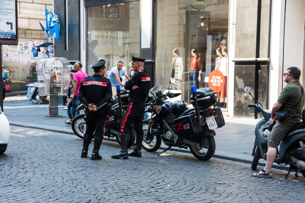 Karabinierzy także posługują się magnesami, by rozpoznać monety 