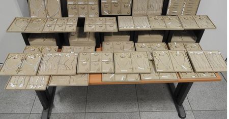 25 kg biżuterii za dwa miliony zł odkryli na funkcjonariusze na Lotnisku Chopina