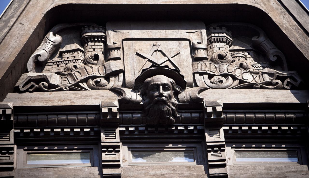 "Zamknęli mnie w lochu i kazali pisać testament". Tak werbują masoni