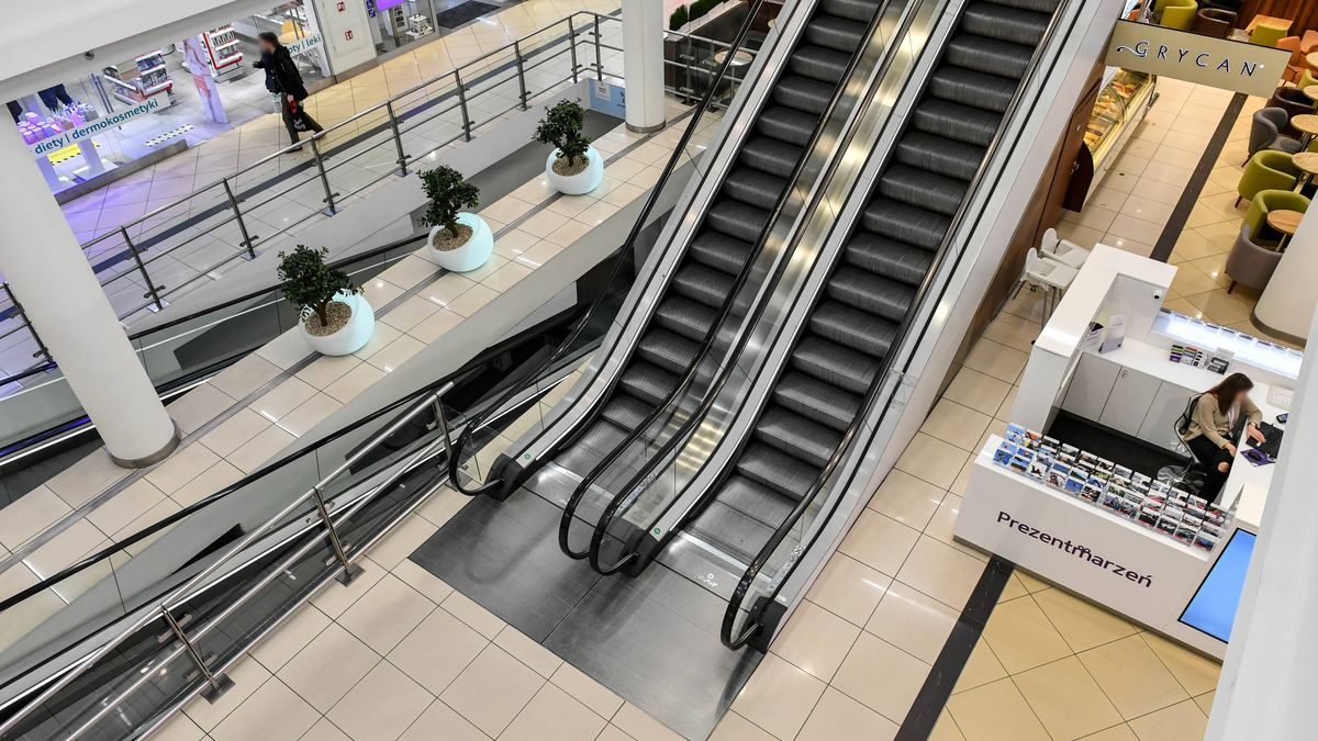 Premier zapewnił, że sklepy i banki nadal będą czynne. Ograniczenia dotyczą centrów handlowych