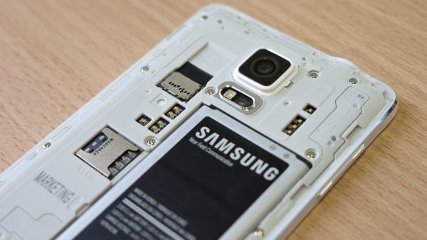 Jeśli plotki o obudowie unibody się potwierdzą, możecie zapomnieć o wyjmowaniu baterii z Galaxy S6. Dla większości użytkowników nie będzie to powód do radości, szczególnie w momencie, w którym okaże się, że baterię w Galaxy S6 trzeba wymienić.

Na zdjęciu: Samsung Galaxy Note 4