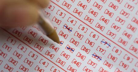 Skreślał wyśnione liczby na kuponie lotto. Wygrał fortunę
