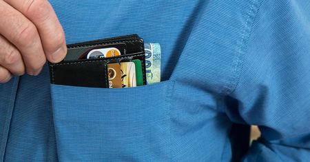 Wyjmij cegłę z kieszeni. Portfele slim w atrakcyjnych cenach