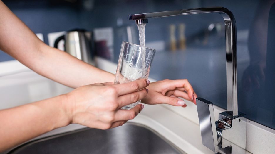 Bateria do zlewozmywaka powinna mieć wylewkę na wysokości umożliwiającej swobodne nalewanie wody do naczyń