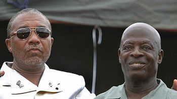 Charles Taylor (z lewej) i Moses Blah