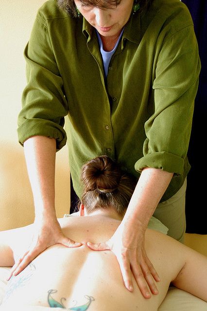 Rozcieranie w czasie masażu 