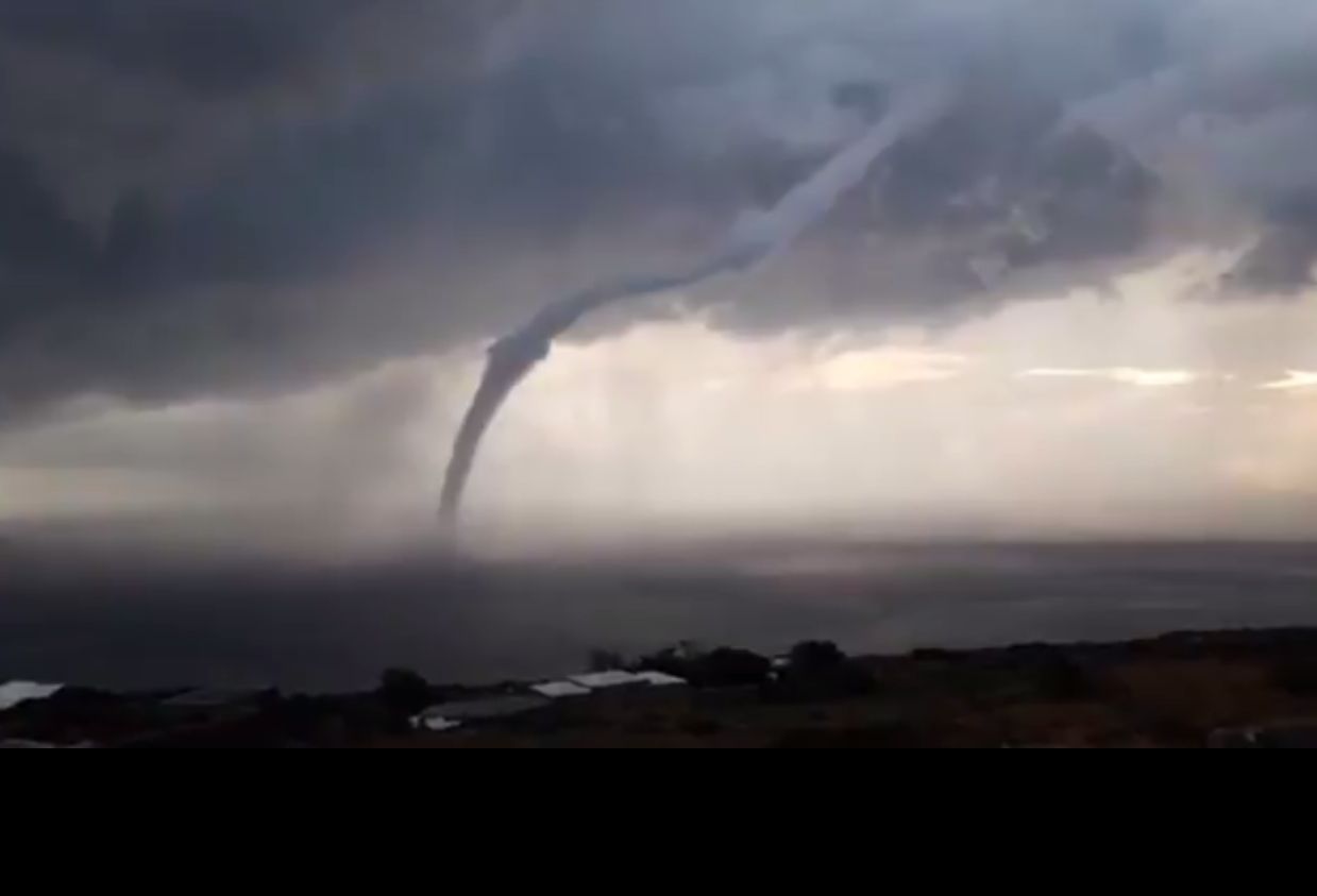 Chwilami wodne tornado osiągało naprawdę spore rozmiary.
