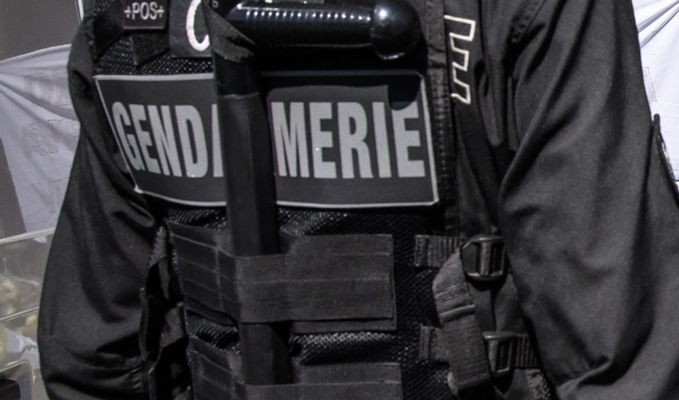 Uzbrojony mężczyzna na ulicy francuskiego miasteczka. Alarm w regionie